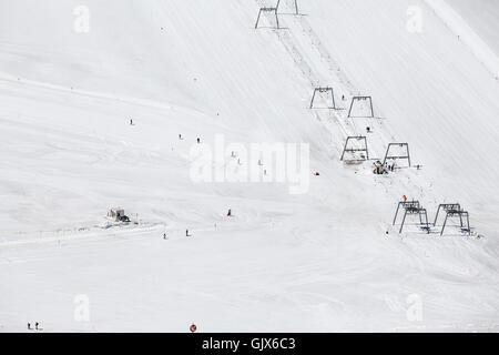 Blick auf eine Skipiste mit Liften und Skifahrer an einem Sommertag am Hintertuxer Gletscher, Zillertal, Österreich Stockfoto