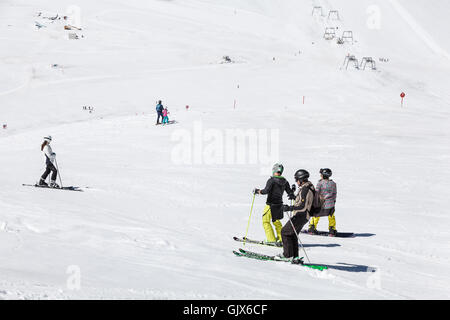 Menschen, die im Sommer im Skigebiet Hintertuxer Gletscher Skifahren Stockfoto