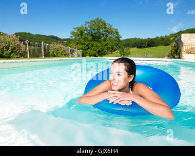 Frau Blau lachen Stockfoto