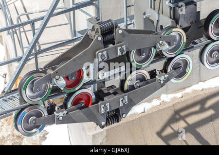 Kabel Riemenscheibe System verwendet, um ein Skilift laufen Stockfoto