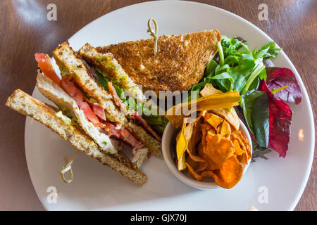 Traditionelle Clubsandwich mit geröstetem Brot Speck Hähnchen Salat und Gemüse Chips Stockfoto