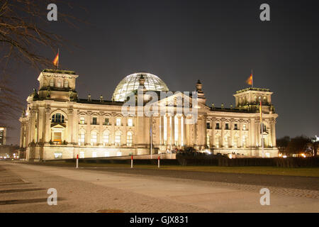 beleuchtete Reichstag in berlin Stockfoto