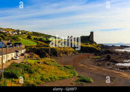 Dorf von Dunure mit der Burgruine am Abend Sonnenlicht, Ayrshire, Schottland, UK Stockfoto