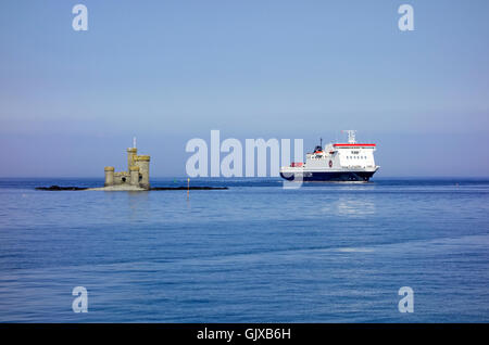 Isle Of Man Fähre Ben-My-Chree in Douglas Bucht vorbei an den Turm der Zuflucht Stockfoto