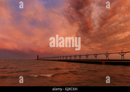 Leuchtturm und Mole in South Haven Michigan bei Sonnenaufgang Stockfoto