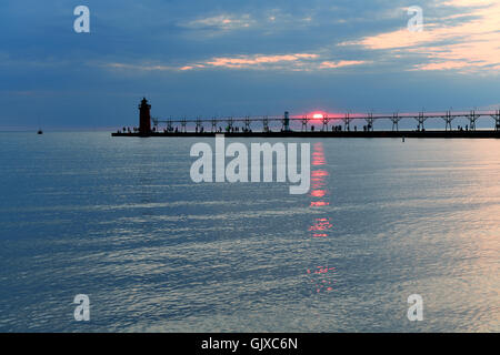 Leuchtturm und Mole in South Haven Michigan bei Sonnenuntergang Stockfoto