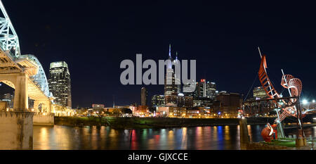 Blick auf die Innenstadt von Nashville Tennessee in der Nacht - genäht aus mehreren Bildern Stockfoto