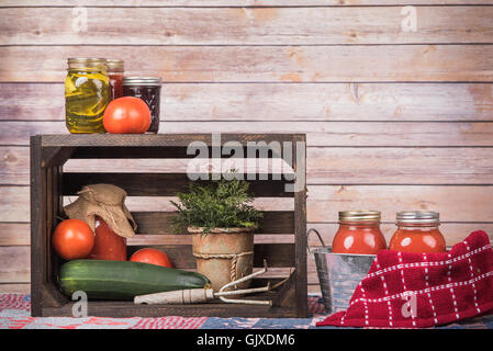 Nach Hause Gemüsekonserven, Kraut Pflanze in einem rustikalen Rahmen Stockfoto