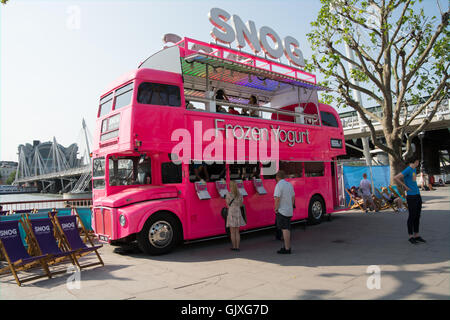 Ein ehemaligen Londoner Routemaster Bus umgerüstet um gefrorenen Joghurt vom Unterdeck zu verkaufen und hat Kunden sitzen im Obergeschoss Stockfoto