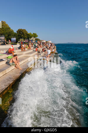 Touristen genießen das Meer Orgel Denkmal in Zadar Stockfoto