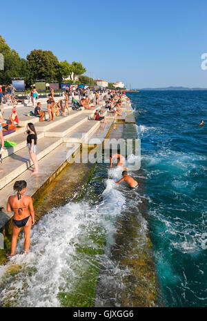 Touristen genießen das Meer Orgel Denkmal in Zadar Stockfoto