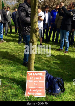 Die ruhigen Gassen der grünen Schinken-Dorf in der Nähe von Richmond Upon Thames war heute die Szene eine große Demonstration die Polizei blockiert Ortsstraßen erforderte. Der Protest war wie ein Teilnehmer, zitiert wird "... Protest gegen Entgleisen Demokratie in Pakistan und politische Gewalt fördern. " Andere Demonstranten äußerte sich besorgt über ehemaliges Cricketer und pakistanische Politiker Imran Khan-Charity-Fonds statt Offshore- und vermutlich zum Teil in Richtung Futhering verwendet seine politische eigene Kampagne, sowie Störungen und trennenden Taktik mit Khans Engagement bei der London Bürgermeisterkampagne.  Fe Stockfoto