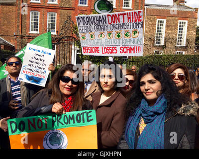 Die ruhigen Gassen der grünen Schinken-Dorf in der Nähe von Richmond Upon Thames war heute die Szene eine große Demonstration die Polizei blockiert Ortsstraßen erforderte. Der Protest war wie ein Teilnehmer, zitiert wird "... Protest gegen Entgleisen Demokratie in Pakistan und politische Gewalt fördern. " Andere Demonstranten äußerte sich besorgt über ehemaliges Cricketer und pakistanische Politiker Imran Khan-Charity-Fonds statt Offshore- und vermutlich zum Teil in Richtung Futhering verwendet seine politische eigene Kampagne, sowie Störungen und trennenden Taktik mit Khans Engagement bei der London Bürgermeisterkampagne.  Fe Stockfoto