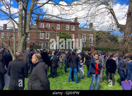 Die ruhigen Gassen der grünen Schinken-Dorf in der Nähe von Richmond Upon Thames war heute die Szene eine große Demonstration die Polizei blockiert Ortsstraßen erforderte. Der Protest war wie ein Teilnehmer, zitiert wird "... Protest gegen Entgleisen Demokratie in Pakistan und politische Gewalt fördern. " Andere Demonstranten äußerte sich besorgt über ehemaliges Cricketer und pakistanische Politiker Imran Khan-Charity-Fonds statt Offshore- und vermutlich zum Teil in Richtung Futhering verwendet seine politische eigene Kampagne, sowie Störungen und trennenden Taktik mit Khans Engagement bei der London Bürgermeisterkampagne.  Fe Stockfoto