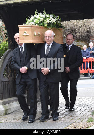 Die Beerdigung von Ronnie Corbett an The Pfarrkirche St. Johannes der Evangelist in Shirley, Croydon Featuring: Atmosphäre wo: London, Vereinigtes Königreich bei: 18. April 2016 Stockfoto