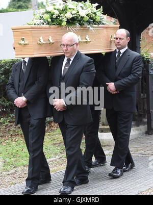 Die Beerdigung von Ronnie Corbett an The Pfarrkirche St. Johannes der Evangelist in Shirley, Croydon Featuring: Atmosphäre wo: London, Vereinigtes Königreich bei: 18. April 2016 Stockfoto