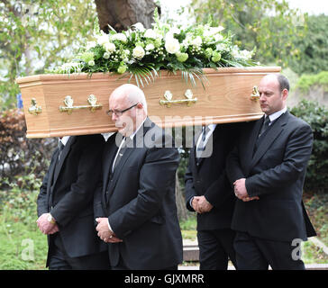 Die Beerdigung von Ronnie Corbett an The Pfarrkirche St. Johannes der Evangelist in Shirley, Croydon Featuring: Atmosphäre wo: London, Vereinigtes Königreich bei: 18. April 2016 Stockfoto