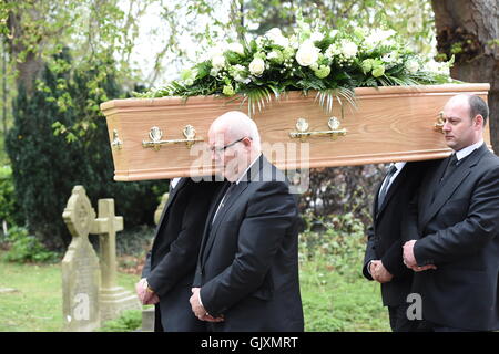 Die Beerdigung von Ronnie Corbett an The Pfarrkirche St. Johannes der Evangelist in Shirley, Croydon Featuring: Atmosphäre wo: London, Vereinigtes Königreich bei: 18. April 2016 Stockfoto