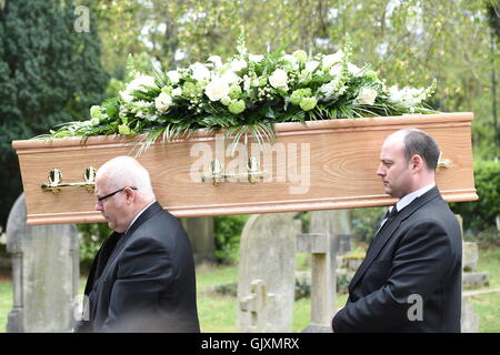 Die Beerdigung von Ronnie Corbett an The Pfarrkirche St. Johannes der Evangelist in Shirley, Croydon Featuring: Atmosphäre wo: London, Vereinigtes Königreich bei: 18. April 2016 Stockfoto