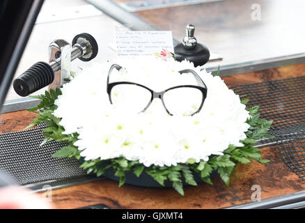 Die Beerdigung von Ronnie Corbett an The Pfarrkirche St. Johannes der Evangelist in Shirley, Croydon Featuring: Atmosphäre wo: London, Vereinigtes Königreich bei: 18. April 2016 Stockfoto