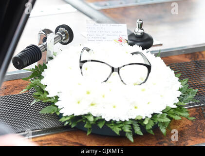 Die Beerdigung von Ronnie Corbett an The Pfarrkirche St. Johannes der Evangelist in Shirley, Croydon Featuring: Atmosphäre wo: London, Vereinigtes Königreich bei: 18. April 2016 Stockfoto