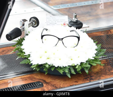 Die Beerdigung von Ronnie Corbett an The Pfarrkirche St. Johannes der Evangelist in Shirley, Croydon Featuring: Atmosphäre wo: London, Vereinigtes Königreich bei: 18. April 2016 Stockfoto