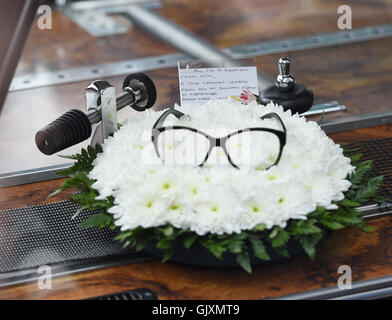 Die Beerdigung von Ronnie Corbett an The Pfarrkirche St. Johannes der Evangelist in Shirley, Croydon Featuring: Atmosphäre wo: London, Vereinigtes Königreich bei: 18. April 2016 Stockfoto