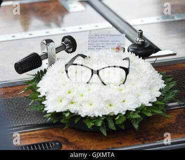 Die Beerdigung von Ronnie Corbett an The Pfarrkirche St. Johannes der Evangelist in Shirley, Croydon Featuring: Atmosphäre wo: London, Vereinigtes Königreich bei: 18. April 2016 Stockfoto