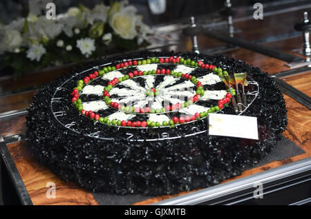 Die Beerdigung von Ronnie Corbett an The Pfarrkirche St. Johannes der Evangelist in Shirley, Croydon Featuring: Atmosphäre wo: London, Vereinigtes Königreich bei: 18. April 2016 Stockfoto