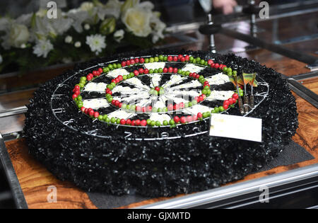 Die Beerdigung von Ronnie Corbett an The Pfarrkirche St. Johannes der Evangelist in Shirley, Croydon Featuring: Atmosphäre wo: London, Vereinigtes Königreich bei: 18. April 2016 Stockfoto