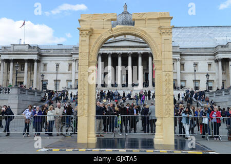 Eine 15 Meter hohe Nachbildung des Arc de Triomphe ist auf dem Trafalgar Square mit der UNESCO World Heritage Week zusammenfallen errichtet. Die Struktur, mit einem 3-d-Drucker ist das Projekt des Instituts für digitale Archäologie. Die ursprünglichen Bogen, in der Stadt Stockfoto