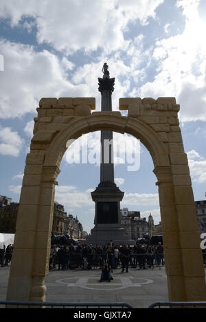 Eine 15 Meter hohe Nachbildung des Arc de Triomphe ist auf dem Trafalgar Square mit der UNESCO World Heritage Week zusammenfallen errichtet. Die Struktur, mit einem 3-d-Drucker ist das Projekt des Instituts für digitale Archäologie. Die ursprünglichen Bogen, in der Stadt Stockfoto