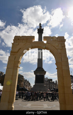 Eine 15 Meter hohe Nachbildung des Arc de Triomphe ist auf dem Trafalgar Square mit der UNESCO World Heritage Week zusammenfallen errichtet. Die Struktur, mit einem 3-d-Drucker ist das Projekt des Instituts für digitale Archäologie. Die ursprünglichen Bogen, in der Stadt Stockfoto