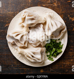 Georgische Knödel verlässt Khinkali mit Fleisch und grünen Koriander auf weißen Teller Stockfoto