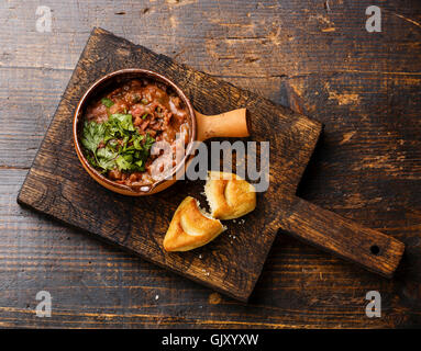 Lobio Georgisch Gericht mit roten Bohnen, Gewürzen und Kräutern serviert mit Mais-Tortilla Mchadi Stockfoto