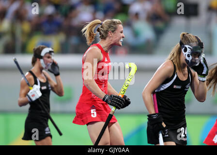 Großbritanniens Crista Cullen feiert ein Tor durch Alex Danson während der Frauen Halbfinalspiel auf das Olympic Hockey Centre am zwölften Tag der Olympischen Spiele in Rio, Brasilien. Stockfoto