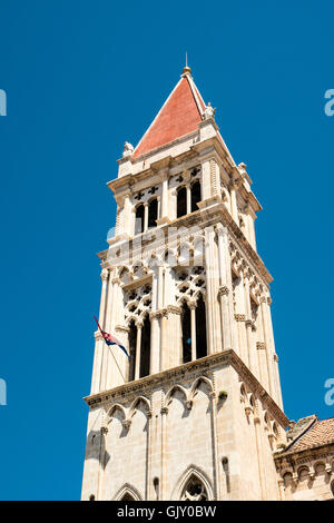 Turm der Kathedrale von St. Lawrence Trogir, Kroatien erbaut im romanisch-gotischen Stil Stockfoto