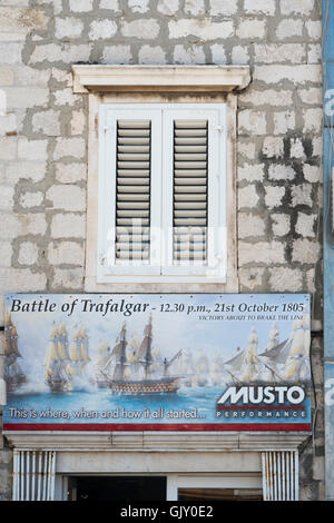 Melden Sie Shop, Stadt Trogir an der adriatischen Küste in Split-Dalmatien, Kroatien an, Stockfoto