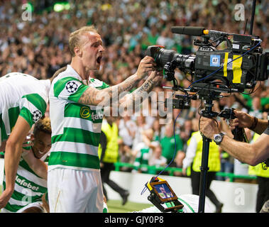 Celtic Leigh Griffiths feiert nach seinem Teamkollegen Scott Brown Partituren seiner Seite das fünfte Ziel des Spiels in den Play-offs der UEFA Champions League Qualifikation, Hinspiel match im Celtic Park, Glasgow. Stockfoto