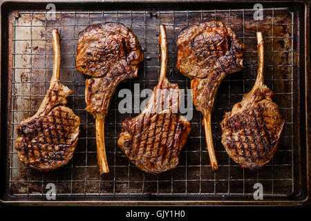 Gegrilltes Rindfleisch Grillen Kalbfleisch Rippen auf dunklen Metall Blatthintergrund Backen Stockfoto