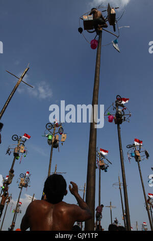 Nord-Jakarta, Indonesien. 17. August 2016. Tausende von Menschen folgten das kolossale Panjat Pinang-Rennen (Klettern die schlüpfrig Rute der Areca-Nuss), am Karneval Strand, Ancol um die 71. Unabhängigkeitstag der Republik Indonesien zu feiern. Panjat Pinang ist eines der berühmten traditionellen Spiel spielte während der Feier des Independence Day In Indonesien, als das Spiel soll den Geist der Kampf, Geduld, Einheit, Zusammengehörigkeit und helfende Haltung vertreten. © Tubagus Aditya Irawan/Pacific Press/Alamy Live-Nachrichten Stockfoto