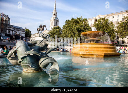 Skulpturen und Brunnen Trafalgar Square in London UK Stockfoto