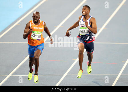 Großbritanniens Nethaneel Mitchell-Blake (rechts) in Aktion während der Herren 200m-Halbfinale im Olympiastadion am zwölften Tag der Olympischen Spiele in Rio, Brasilien. Stockfoto