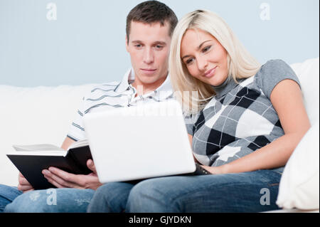 Frau-Couch-Technologie Stockfoto