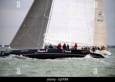 AJAX-NEWS & FEATURE SERVICE. 26. JUNI 2004. COWES, ISLE OF WIGHT. -74. ROUND THE ISLAND RACE - FRANCE 3. FOTO: JONATHAN EASTLAND/AJAX REF: 4305 13 9A Stockfoto