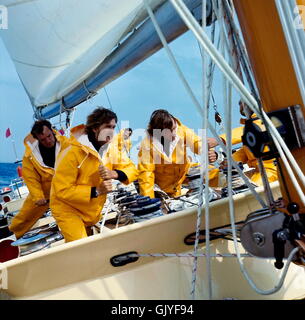 AJAXNETPHOTO. 1977. AUF SEE. -FASTNET RACE 1977 - AN BORD VON CONDOR - DIE ERSTE MAXI-YACHT ZU SEGELN MIT EINEM CARBON-FASER-MAST FÜR DIE DEN FASTNET WAR EINE TRIAL - MAST DISINTIGRATED WÄHREND DIE ERSTE ETAPPE DER WHITBREAD RENNEN EINEN MONAT SPÄTER. FOTO: JONATHAN EASTLAND/AJAX REF: 70374 Stockfoto