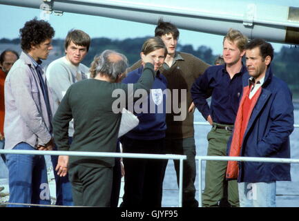 AJAX-NEWS & FEATURE SERVICE. 16. AUGUST 1979. DEVONPORT, ENGLAND. FASTNET - ENDE - ÜBERLEBENDEN DER FASTNET RENNEN WARTEN AUF DEM DECK DER NIEDERLÄNDISCHE FREGATTE OVERIJSSEL VOR DER LANDUNG IN DEVONPORT DOCKS PLYMOUTH.   FOTO: JONATHAN EASTLAND / AJAX. REF: 318061/16. Stockfoto