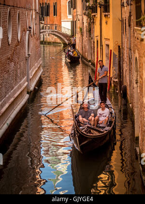 Gondeln auf einem engen Kanal Venedig, Italien. Stockfoto