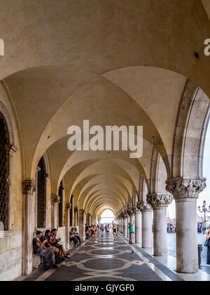 Überdachten Gang mit gewölbten Decke der Dogenpalast. Venedig, Italien. Stockfoto