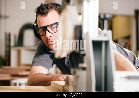 Tischler oder Schreiner beim Sägen Stockfoto